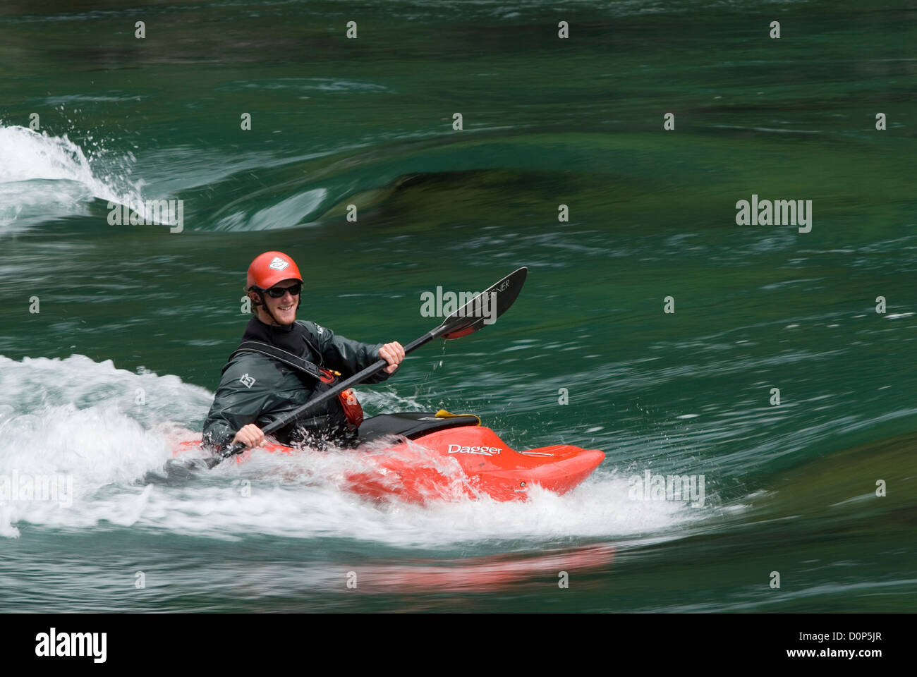 Kajakfahrer Futaleufú Fluss Chiles eine Welle surfen. Stockfoto