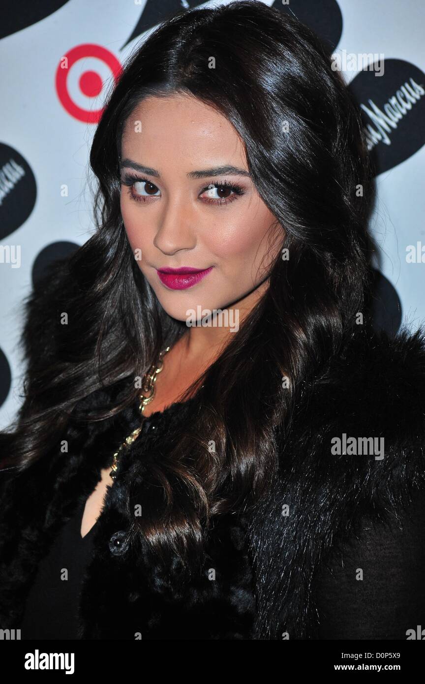 Shay Mitchell im Ankunftsbereich für Target + Neiman Marcus Holiday Collection Launch Party, 530 Fifth Avenue, New York, NY 28. November 2012. Foto von: Gregorio T. Binuya/Everett Collection/Alamy live-Nachrichten. USA. Stockfoto