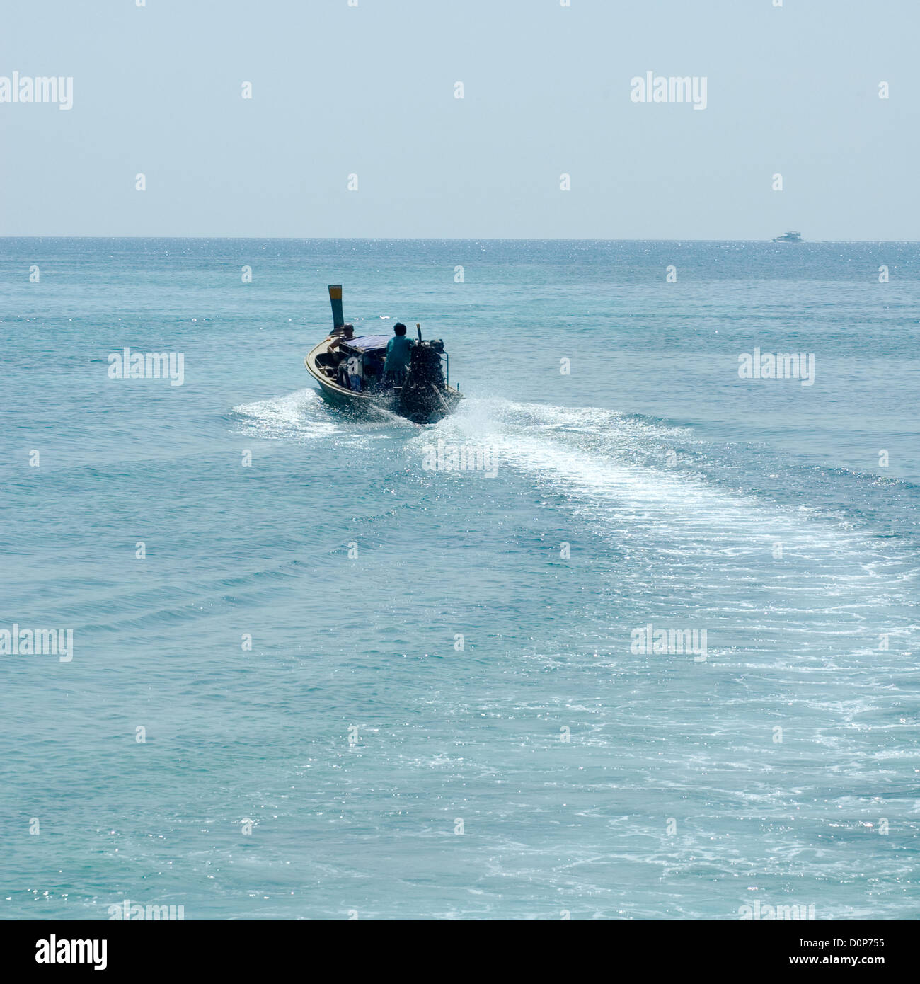 Fischer in einem Longtail-Boot Stockfoto
