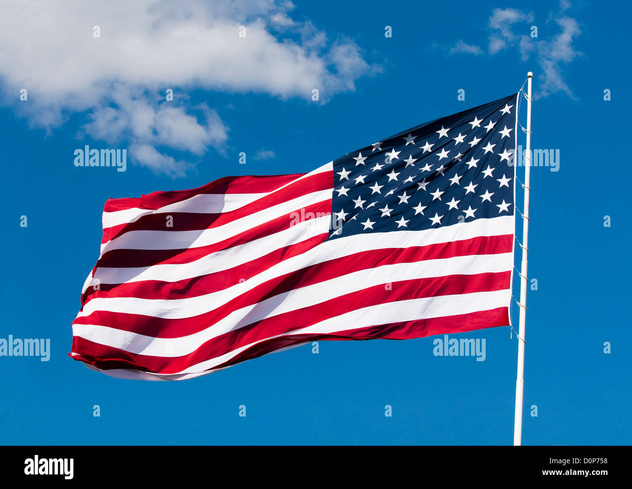 amerikanische Flagge über blauen Himmelshintergrund Stockfoto