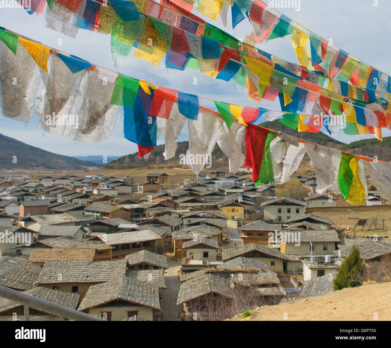 tibetische Gebetsfahnen über Shangri-La, china Stockfoto