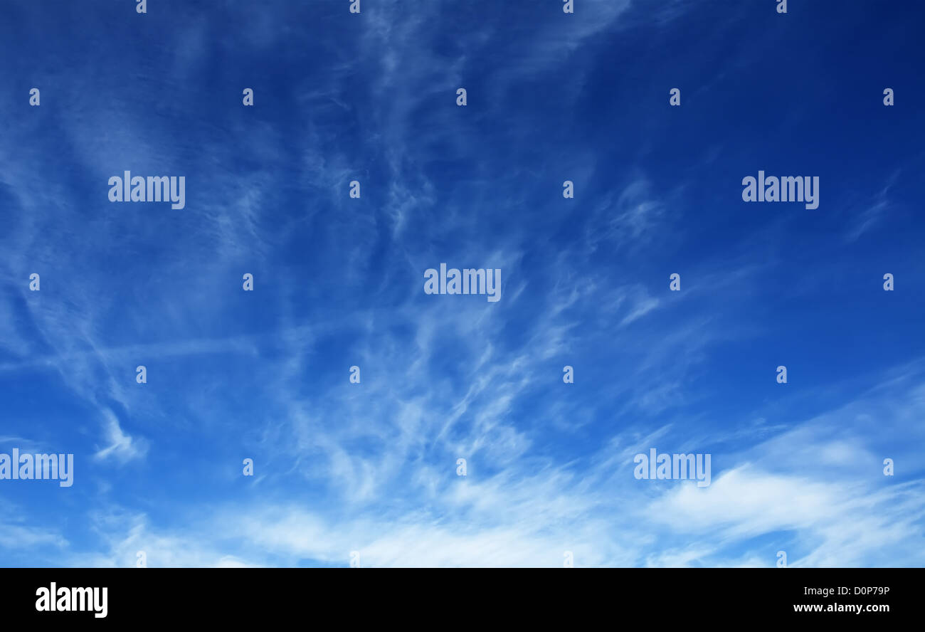 tiefblauer Himmel Stockfoto