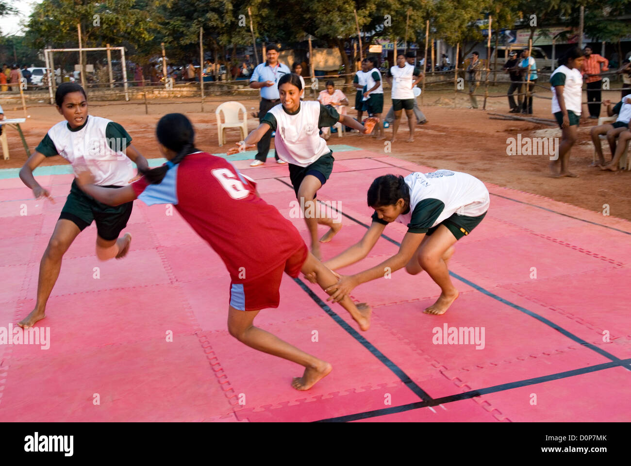 Mädchen spielen Kabaddi in Nehru-Stadion in der Nähe von Coimbatore, Tamil Nadu, Indien Stockfoto