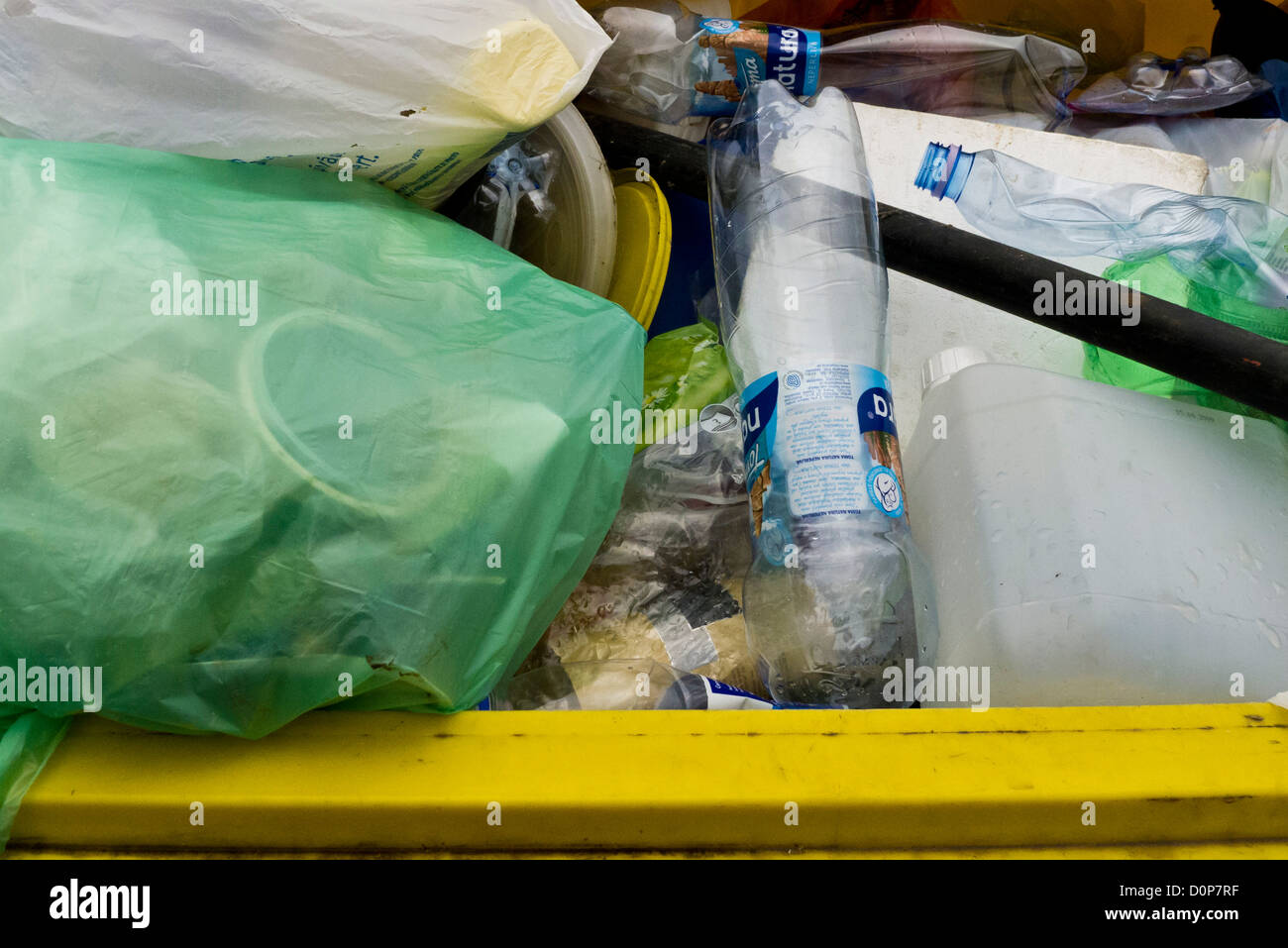 Plastikmüll in recycling-container Stockfoto
