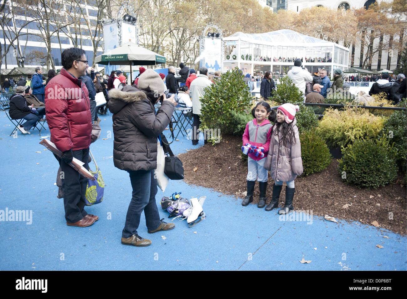 Hispanische Mutter fotografieren ihren Töchtern in der Nähe von Citi Teich im Bryant Park in Manhattan am Thanksgiving-Wochenende, 24. November 2012. Stockfoto