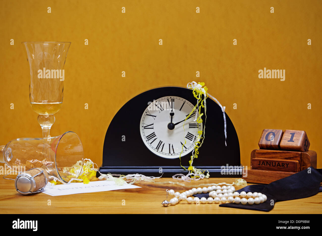 Neue Jahre noch Leben Foto von einer Uhr zeigt kurz nach Mitternacht mit Champagner-Gläser, Korken, Fliege, Perlenkette Stockfoto