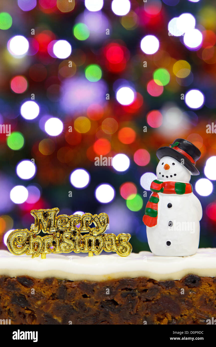 Weihnachtskuchen mit einem Schneemann und eine frohe Weihnachtsbotschaft Stockfoto