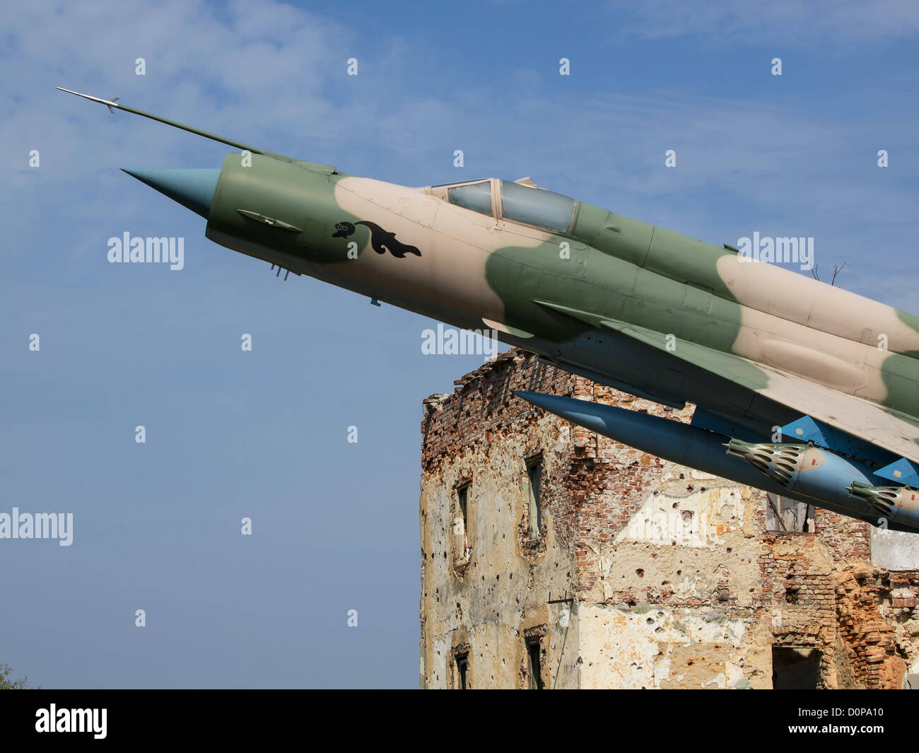 Militärflugzeug Bombardierung Häuser voll bewaffneten Stockfoto