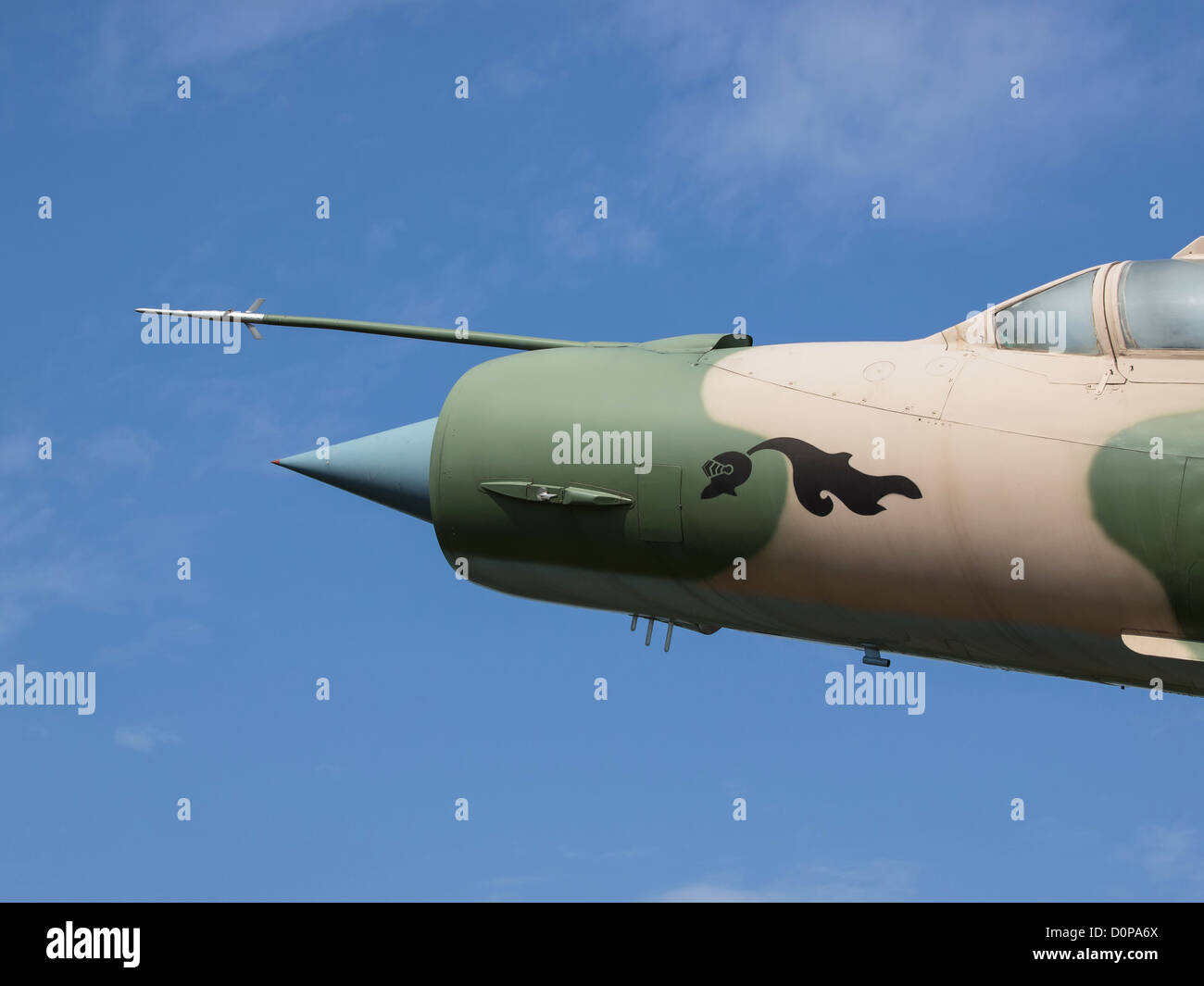 MIG-21 auf den blauen Himmel Stockfoto