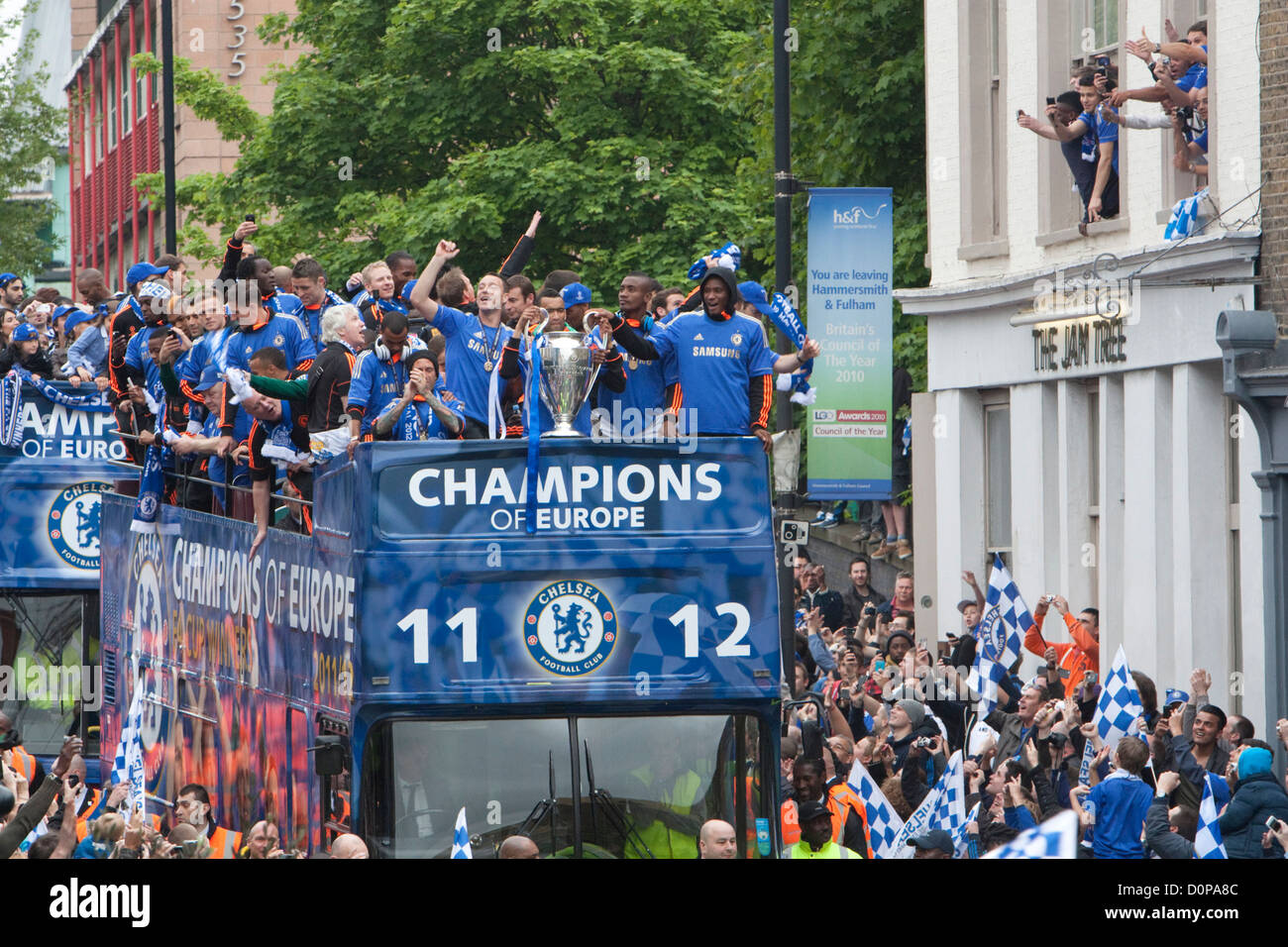 Chelsea FC Leimkräuter Liga Gewinner fest auf die offene Top Busse entlang der Fulham Road, und die Kings Road in Chelsea Mai 2012 Stockfoto