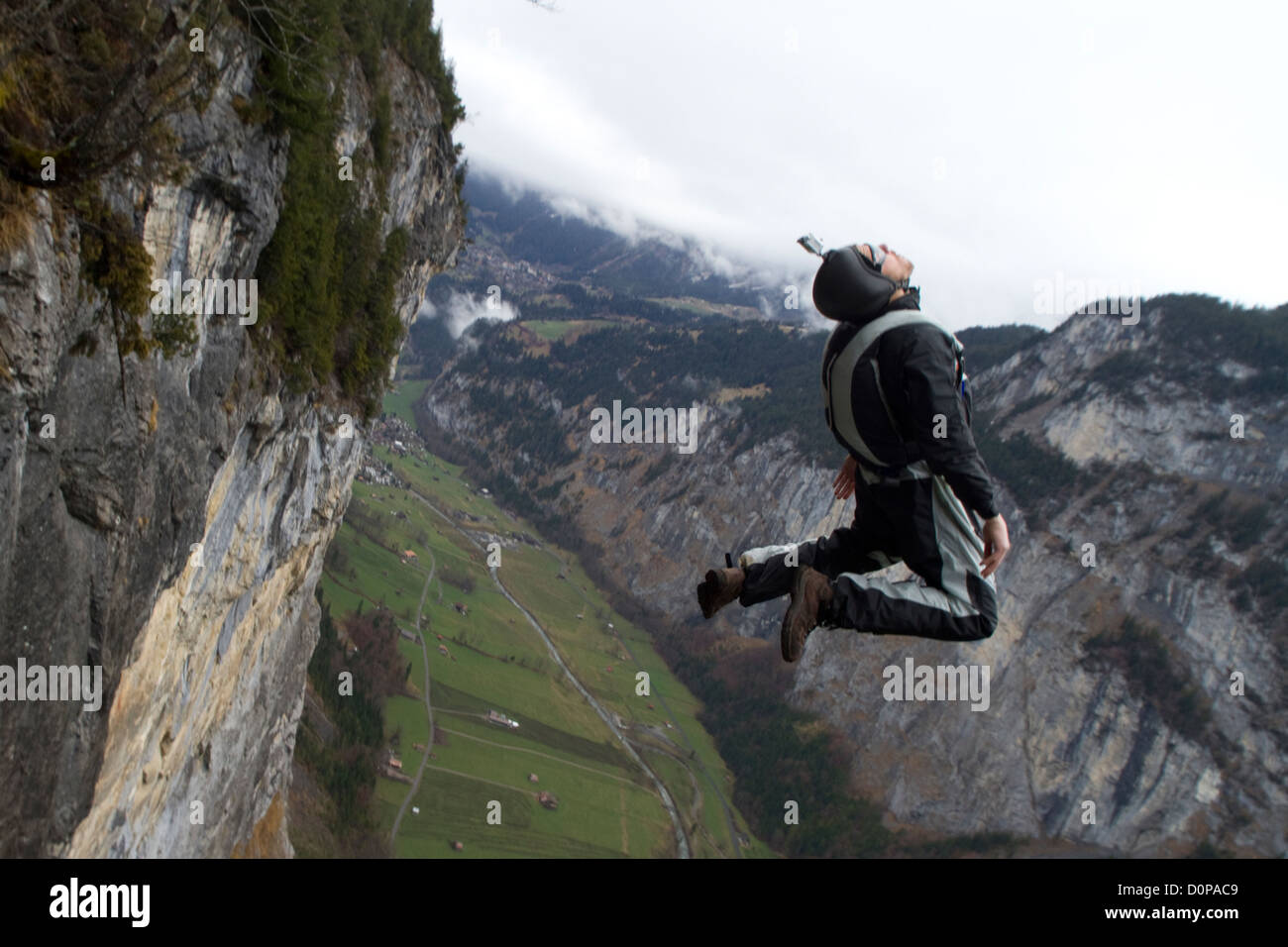 Diese BASE-Jumper tut wieder Flip Sprung von einer Klippe. Er ist Drehung nach hinten über und wird danach schnell hinunter tauchen. Stockfoto