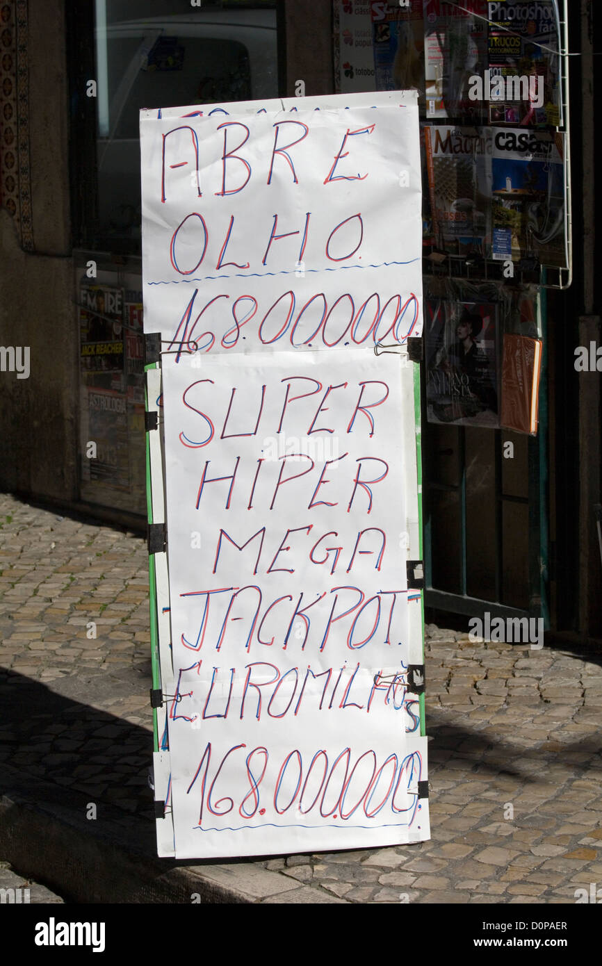Werbung einen super-Jackpot in der Euro-EuroMillionen-Lotterie vor einem Geschäft in Lissabon, Portugal. November 2012 Stockfoto