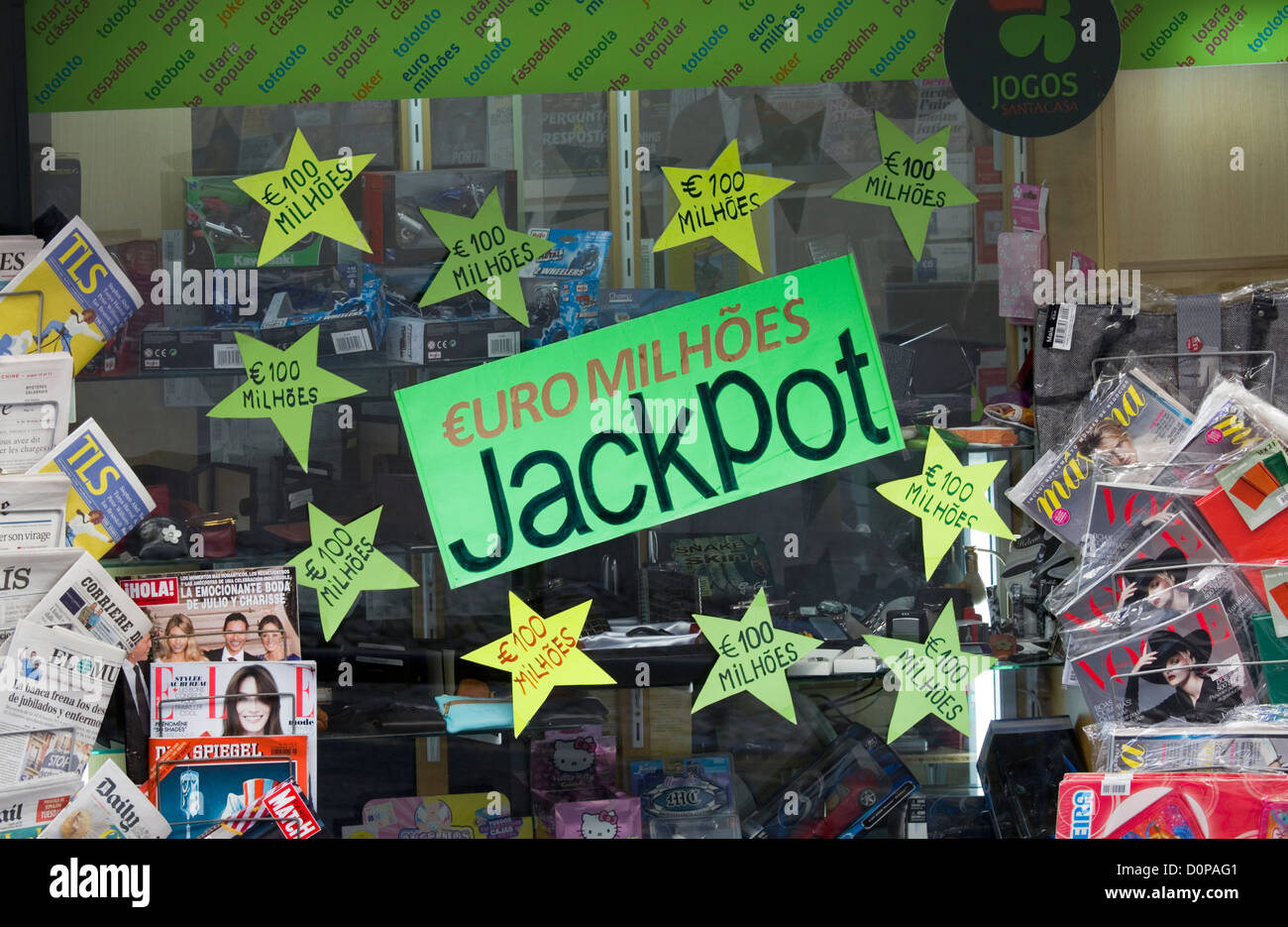 Werbung einen super-Jackpot in der Euro-EuroMillionen-Lotterie in einem Schaufenster in Lissabon, Portugal. November 2012 Stockfoto