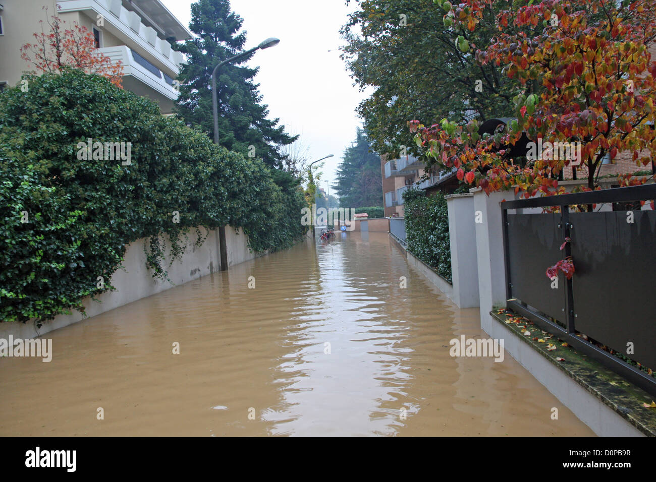 schmale Straße komplett überflutet, während ein Platzregen in der Stadt Stockfoto