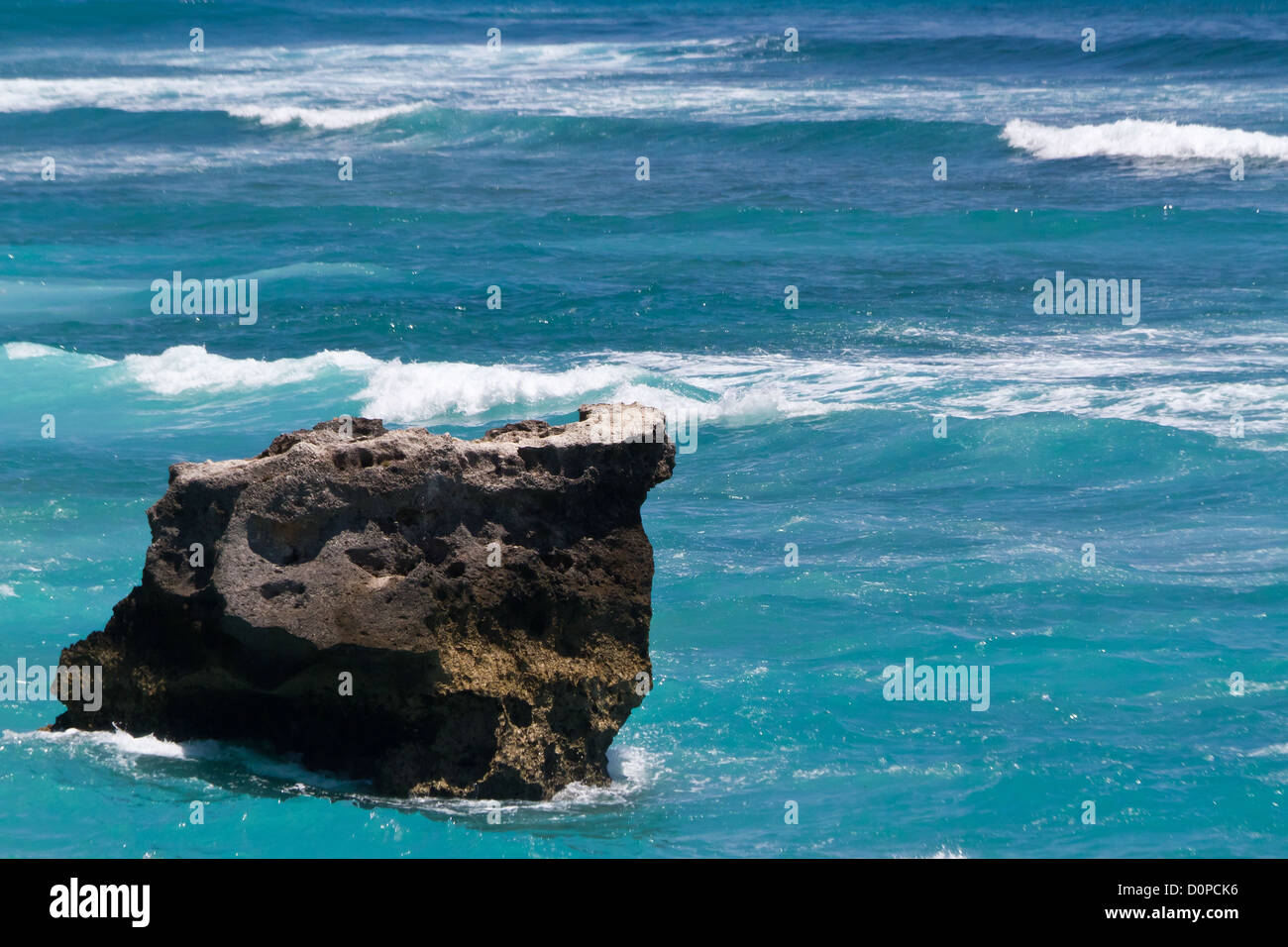 Felsen im Meer bei Suluban Beach auf Bali, Indonesien Stockfoto