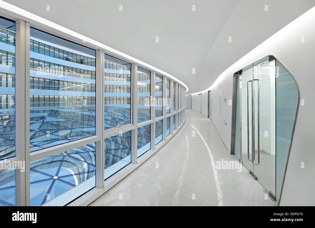 Galaxy-Soho, Peking, China. Architekt: Zaha Hadid Architects, 2012. Blick durch leere verglasten Korridor. Stockfoto