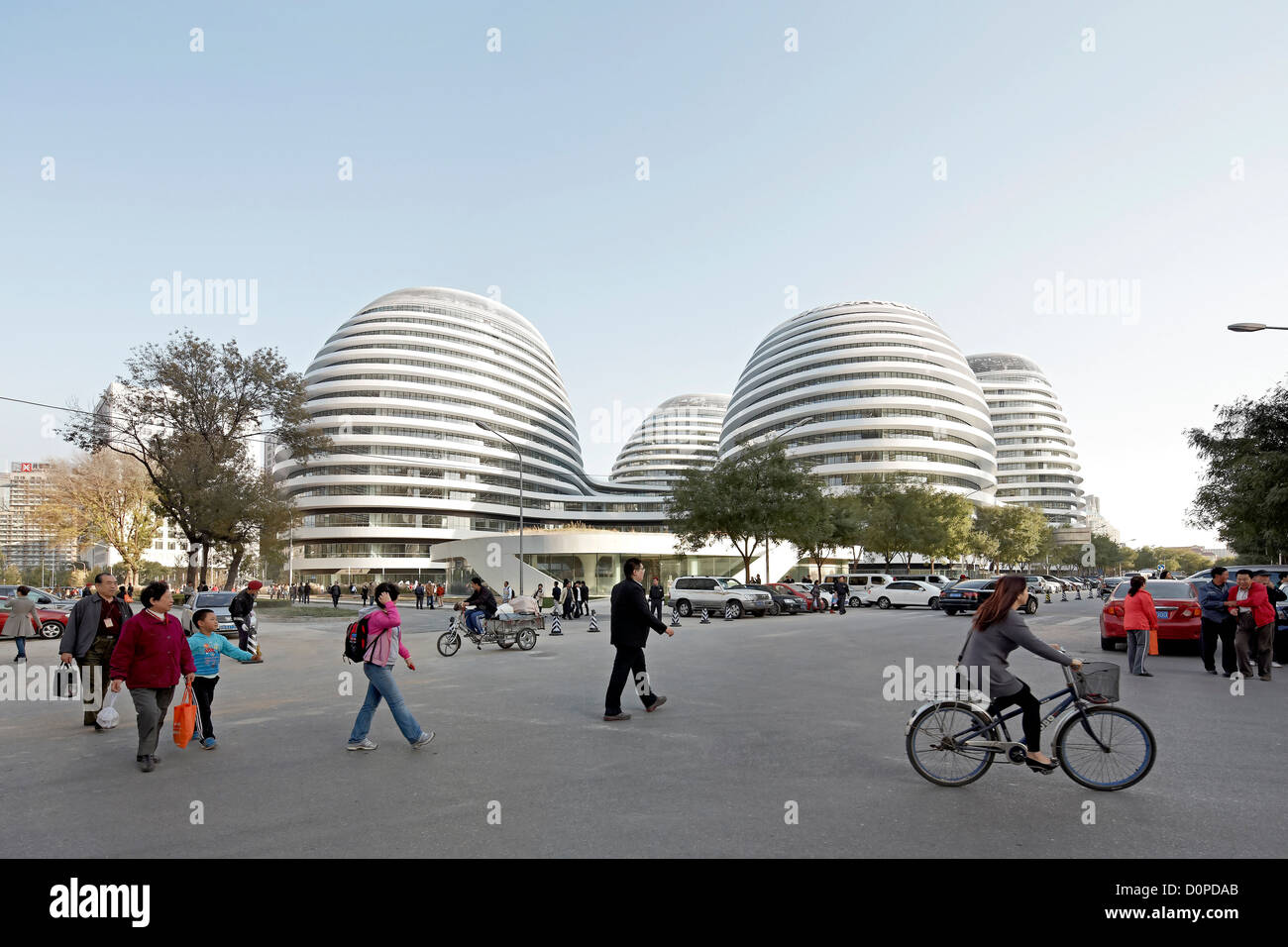 Galaxy-Soho, Peking, China. Architekt: Zaha Hadid Architects, 2012. Weltliche Darstellung des Komplexes in seiner Umgebung. Stockfoto