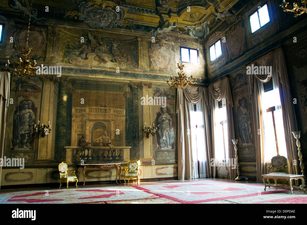 Sagredo Hotel Ballsaal Wand und Decke Fresko Kunst und Gobelin-Wandteppiche Stockfoto