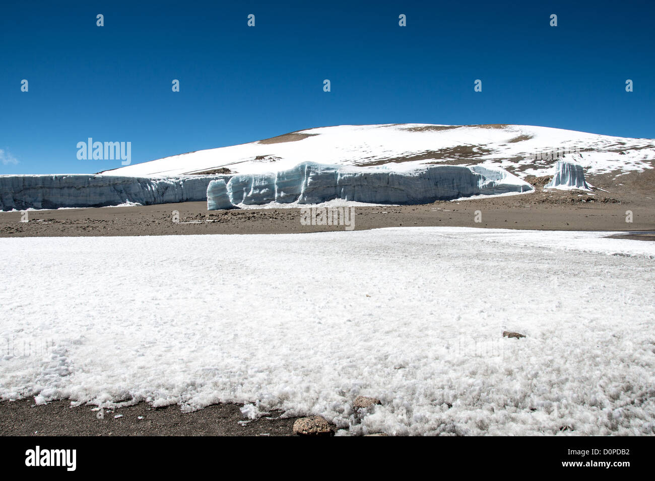 MOUNT KILIMANJARO, Tansania – Dickes Eis- und Schneefeld auf dem Plateau in der Nähe des Crater Camp (810 m), direkt unter dem Kibo Gipfel auf dem Kilimanjaro. Stockfoto