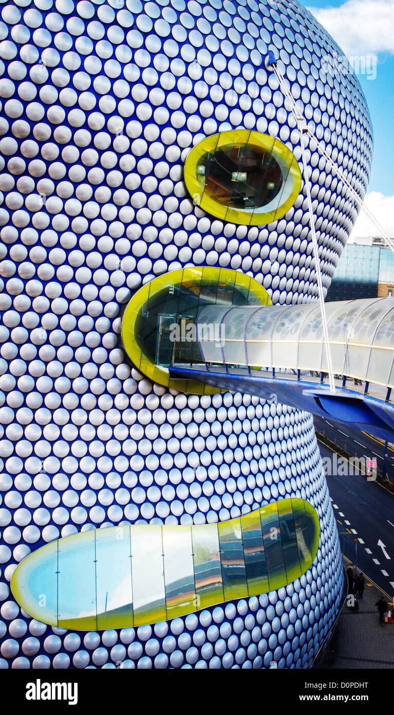 Elegant geschwungene Waben äußere des Selfridges-Kaufhaus in der Stierkampfarena Shopping Centre in Birmingham UK Stockfoto