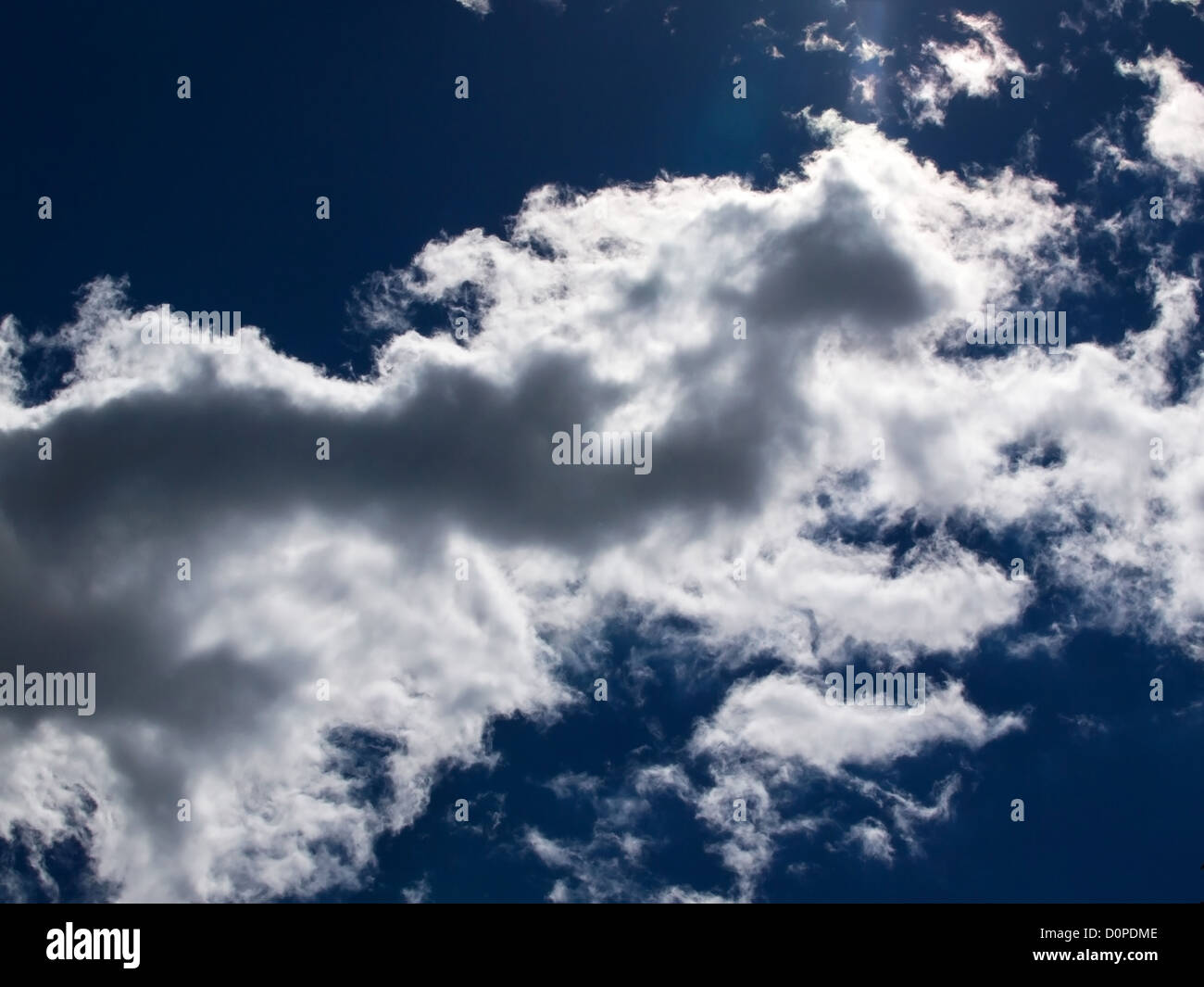 weiße Wolken am blauen Himmel nur nach dem Sturm Stockfoto