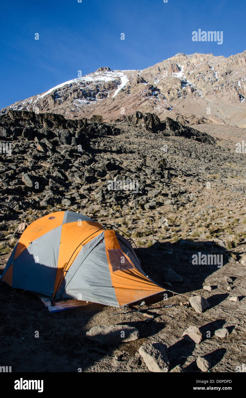 MT KILIMANJARO, Tansania - ein Zelt im Vordergrund Lava Tower Camp (15,215 feet) mit einem Teil der westlichen Verletzung im Hintergrund auf dem Kilimandscharo Lemosho Route. Stockfoto