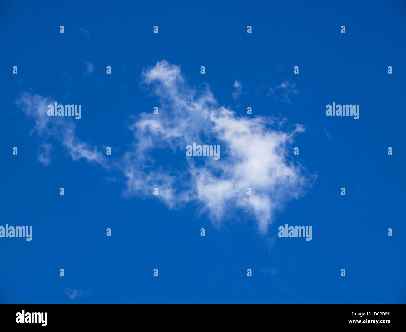 blauer Himmel mit kleinen weißen Wolken Stockfoto