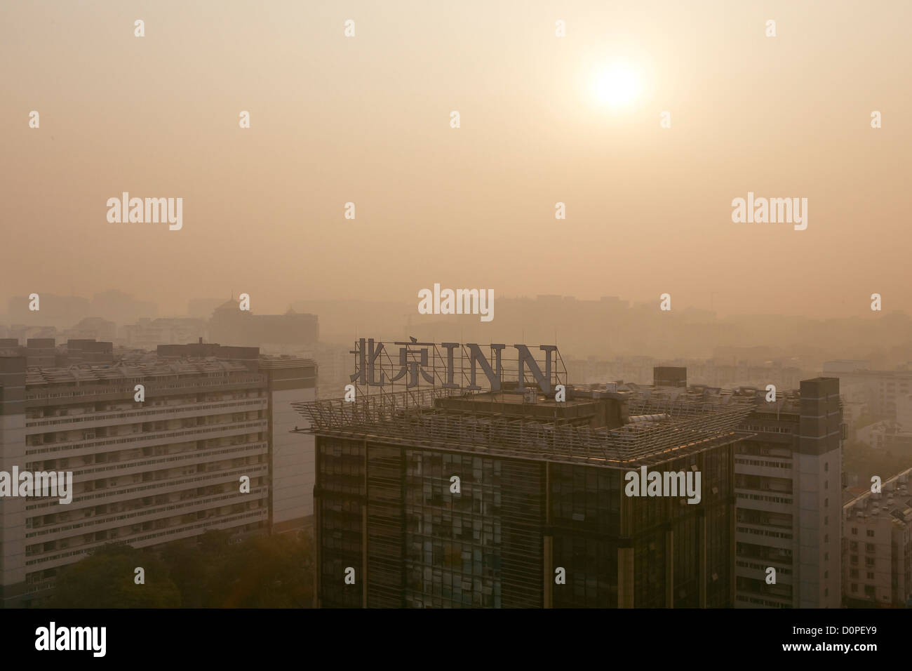 Galaxy-Soho, Peking, China. Architekt: Zaha Hadid Architects, 2012. Smoggy Sonnenaufgang mit Skyline. Stockfoto