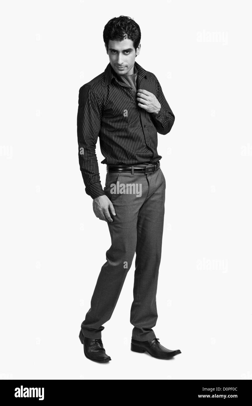 Porträt eines Mannes posiert vor einem weißen Hintergrund Stockfoto
