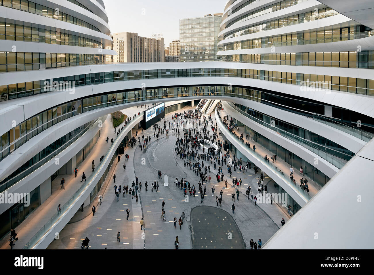 Galaxy-Soho, Peking, China. Architekt: Zaha Hadid Architects, 2012. Erhöhten Blick in öffentlichen Innenhof des Komplexes. Stockfoto
