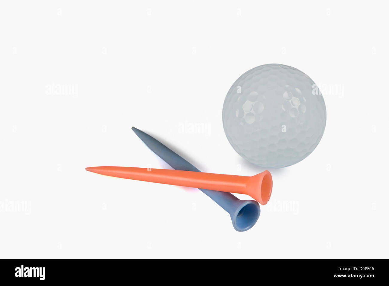 Nahaufnahme eines Golfballs mit Abschlägen Stockfoto