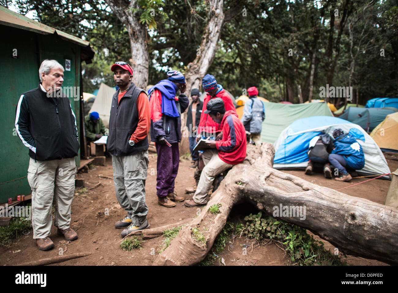 MOUNT KILIMANJARO, Tansania – Entspannen Sie sich im Big Tree Camp (früher bekannt als Forest Camp) an der ersten Nacht eines Aufstiegs auf den Mount Kilimanjaro entlang der Lemosho Route. Stockfoto