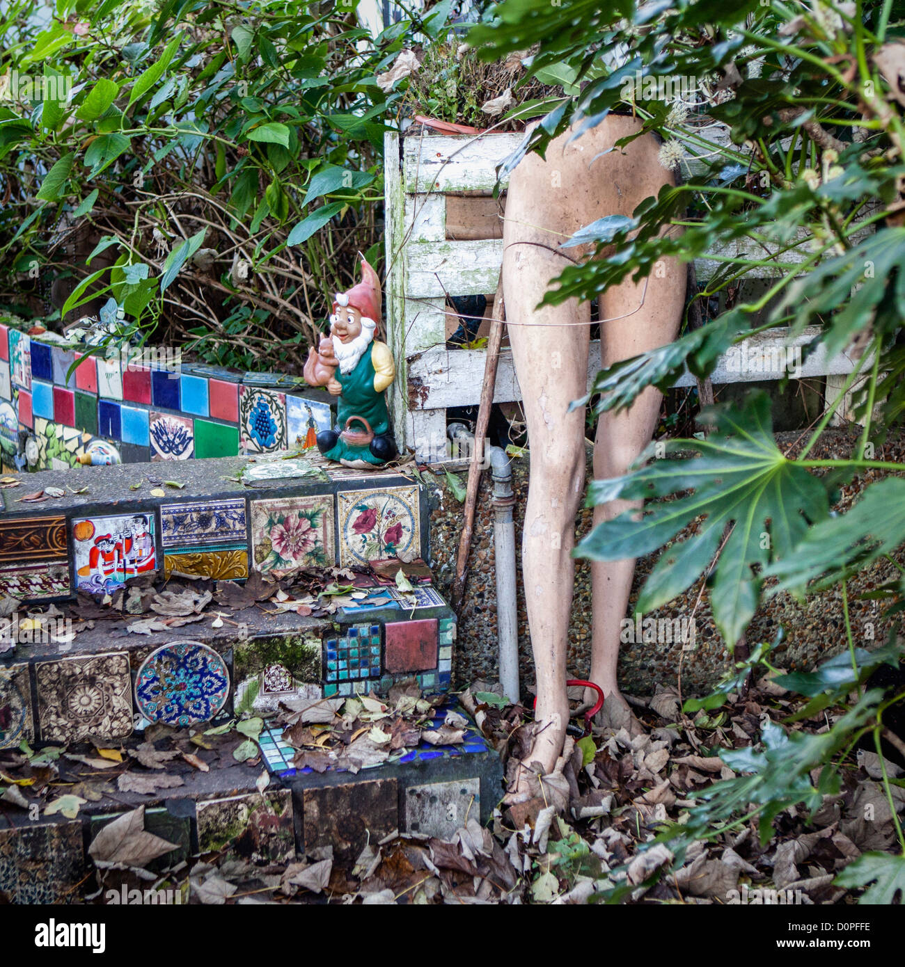 Skurrile Vorgarten eines Hauses am Eel Pie Insel, die Heimat von einer kreativen Community - Twickenham Stockfoto