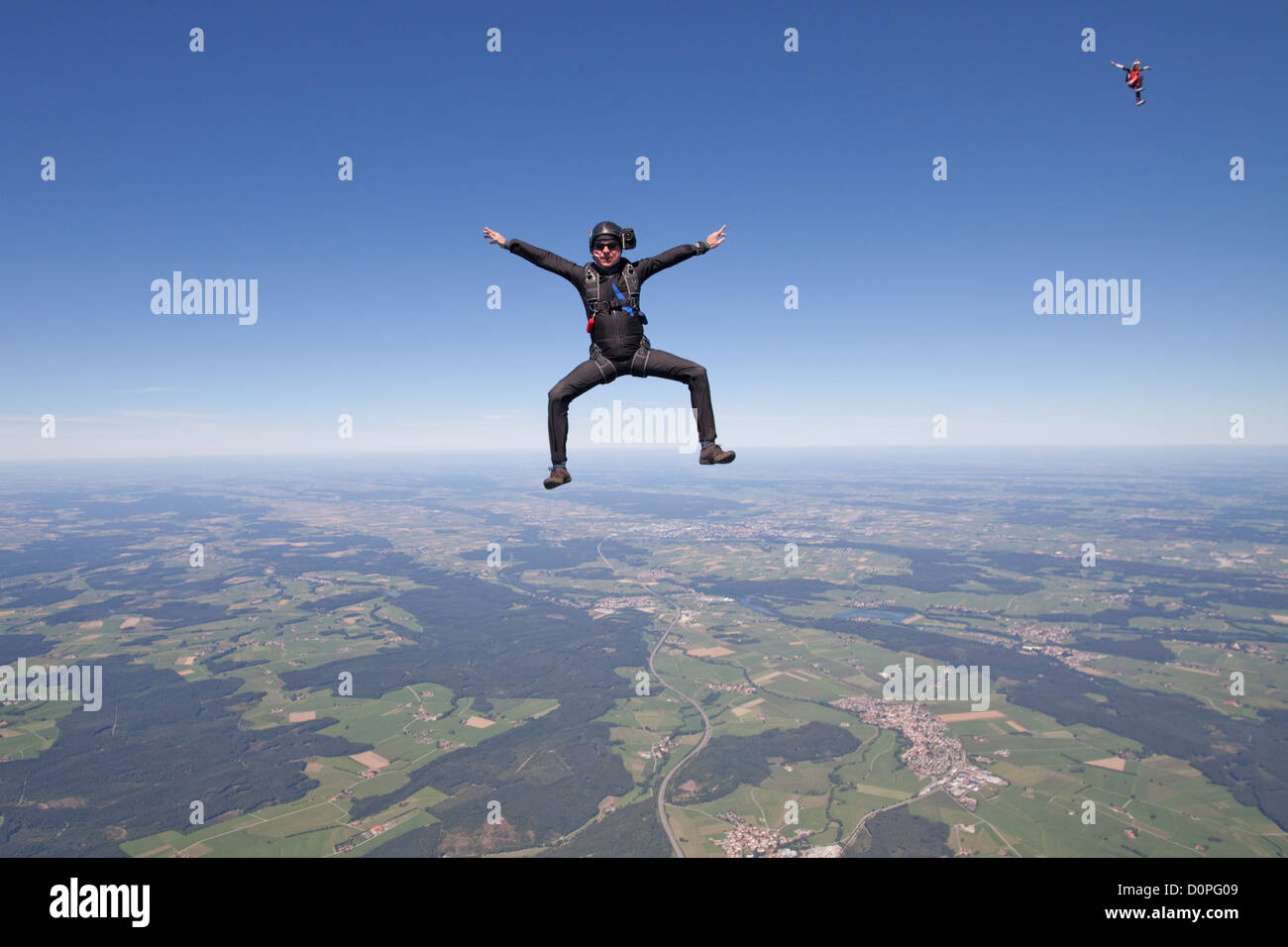 Fun Diver ist frei fallen durch den blauen Himmel in einer Position sitzen und wartet auf seine Kollegen mit ihnen zu spielen. Stockfoto