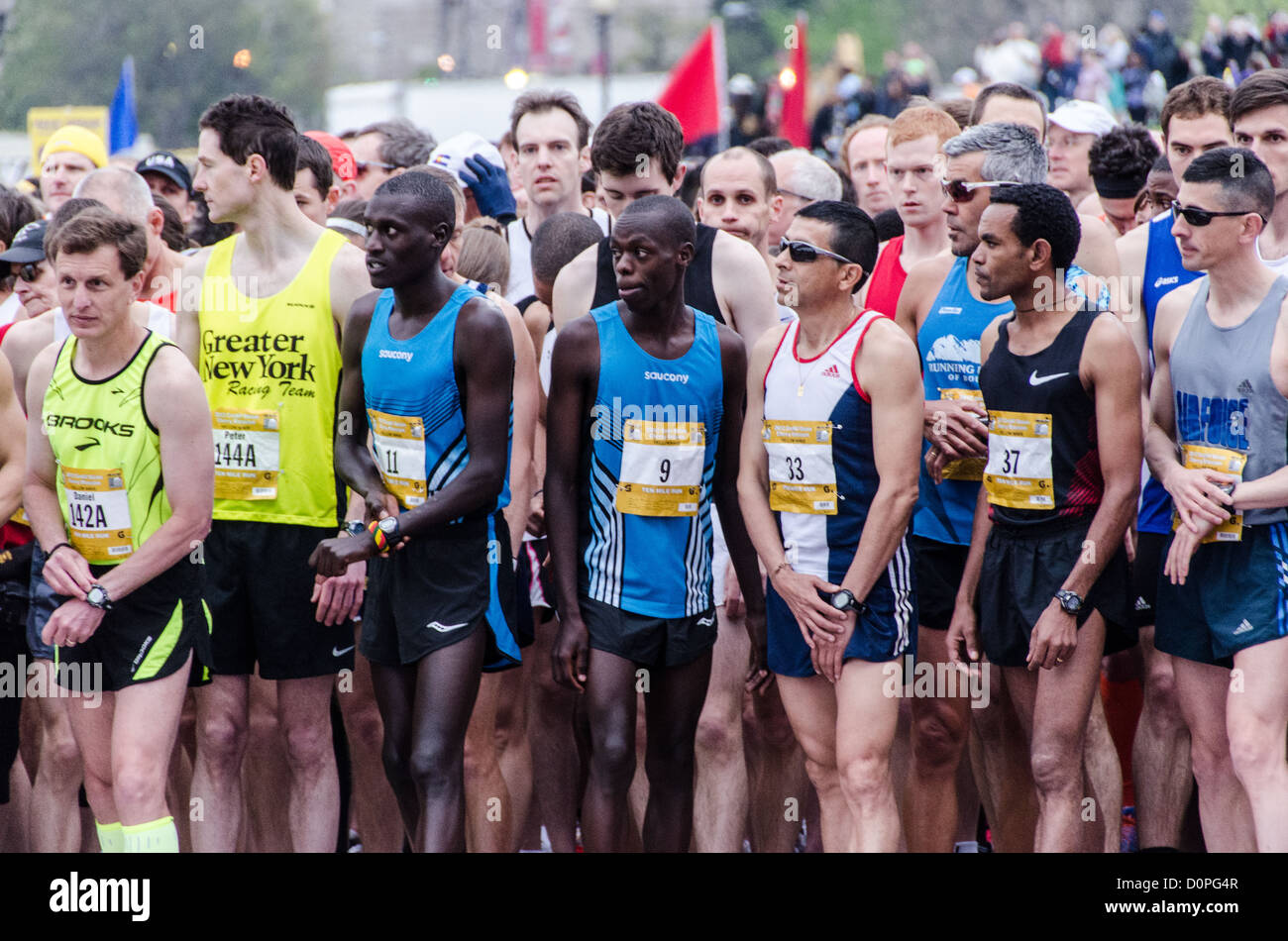 WASHINGTON DC – einige der Elite-Läufer auf der Startlinie kurz vor dem Start der Cherry Blossom 10-Miler 2012. In der Mitte des Rahmens, in der Startnummer 9, steht der spätere Sieger Allan Kiprono aus Kenia, der einen neuen Streckenrekord von 45:15 aufstellte. Zu seiner Rechten, in Nummer 11, befindet sich Lani Kiplagat, ebenfalls aus Kenia, der in 46:28. In diesem Jahr fand das 40. Rennen statt, das jedes Frühjahr in Washington D.C. stattfindet und mit dem National Cherry Blossom Festival zusammenfällt. Der Kurs beginnt in der Nähe des Washington Monuments, führt über die Memorial Bridge und zurück und führt unter dem Kenn hinauf Stockfoto