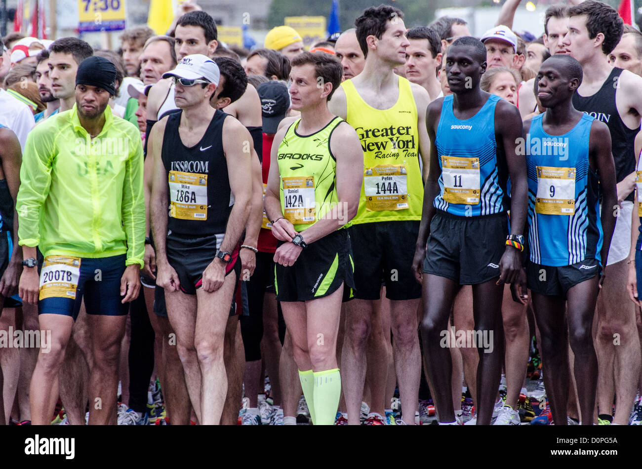 WASHINGTON DC – einige der Elite-Läufer auf der Startlinie kurz vor dem Start der Cherry Blossom 10-Miler 2012. Rechts, in der Startnummer 9, steht der spätere Sieger Allan Kiprono aus Kenia, der einen neuen Streckenrekord von 45:15 aufstellte. Zu seiner Rechten, in Nummer 11, befindet sich Lani Kiplagat, ebenfalls aus Kenia, der in 46:28. In diesem Jahr fand das 40. Rennen statt, das jedes Frühjahr in Washington D.C. stattfindet und mit dem National Cherry Blossom Festival zusammenfällt. Der Kurs beginnt in der Nähe des Washington Monuments, führt über die Memorial Bridge und zurück und führt unter dem Kennedy Center, Ar Stockfoto