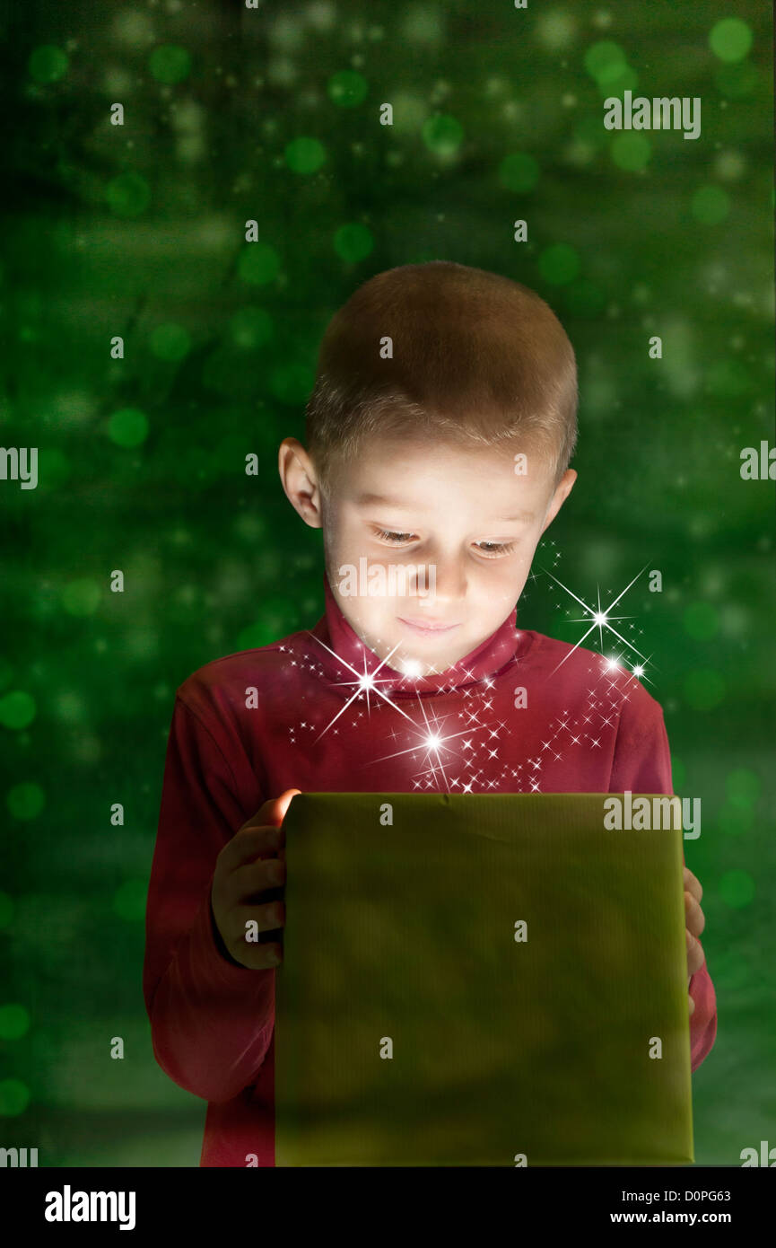 Junge mit vorhanden, Licht, out of the box Stockfoto