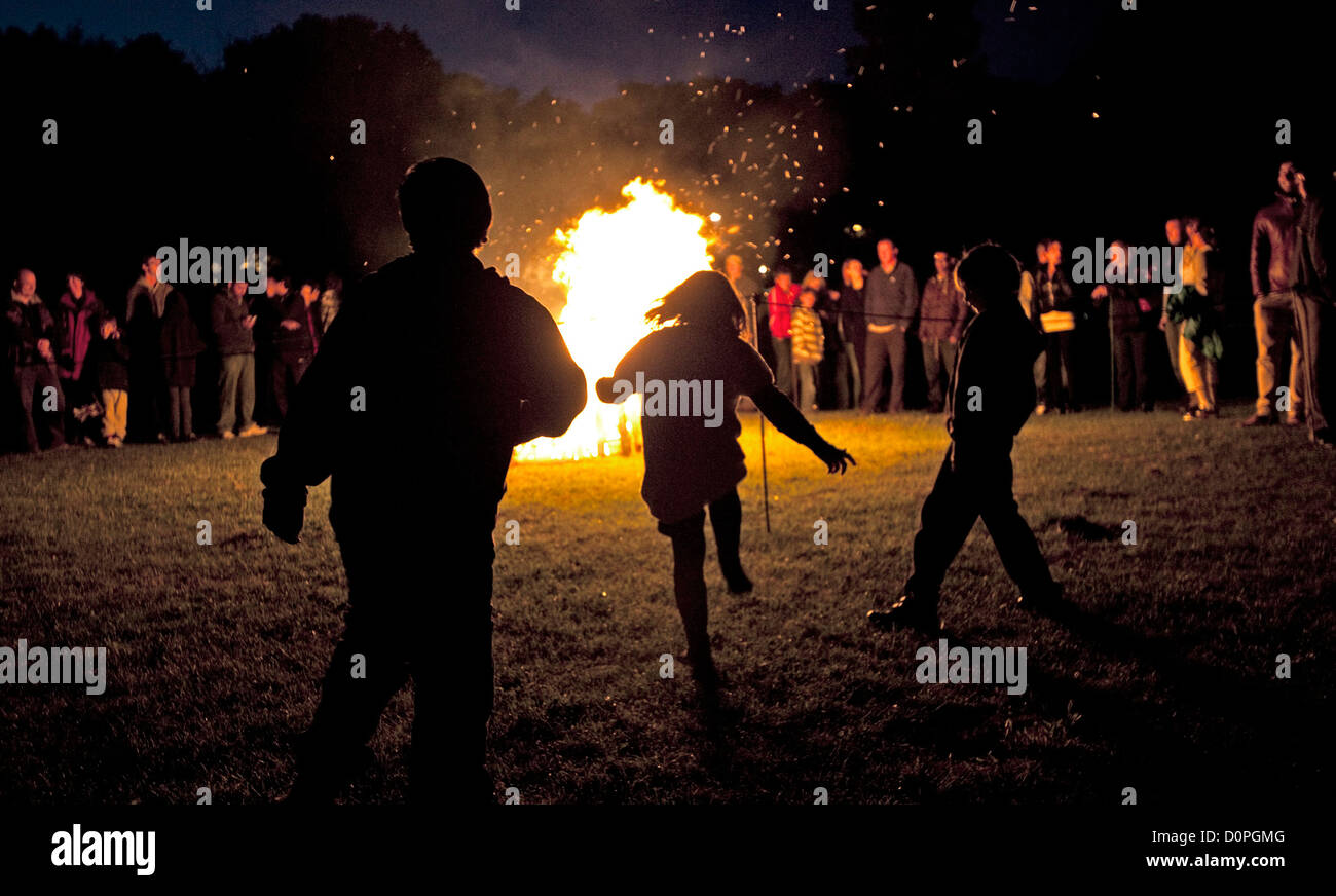 06.04.2012. London, UK. Ein diamantenes Jubiläum Leuchtfeuer leuchtet am alten Redding, Egge Weald Pinner und Grabstein Scouts. Stockfoto