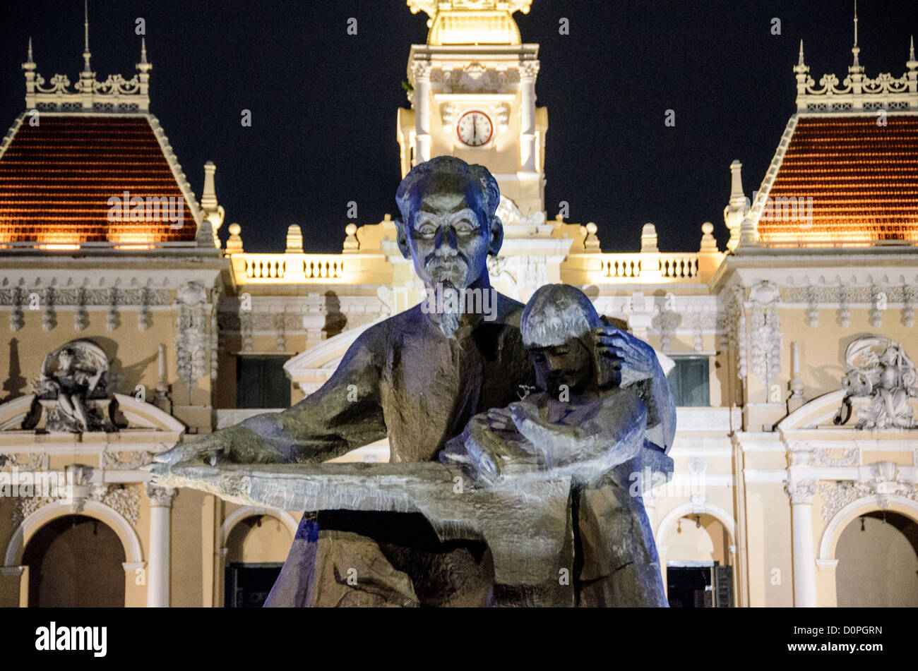 Nahaufnahme der Statue von Ho-Chi-Minh-Stadt (Uncle Ho) vor dem Rathaus. Ho Chi Minh City Hall wurde im frühen 20. Jahrhundert durch die französische Kolonialregierung als Saigon Rathaus gebaut. Es ist auch bekannt als Ho-Chi-Minh-Stadtmenschen Ausschuss Head Office, im französischen als Hôtel de Ville de Saigon und in Vietnamesisch als Trụ Sở Ủy Nhan Dân Thành Phố Hồ Chí Minh zu verbieten. Stockfoto