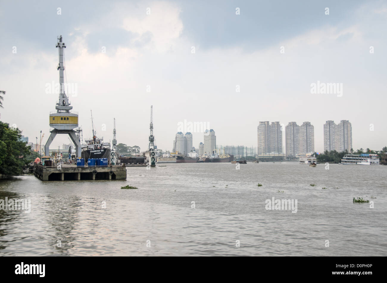 HO-CHI-MINH-STADT, Vietnam – der Saigon-Fluss fließt durch Ho-Chi-Minh-Stadt. Stockfoto