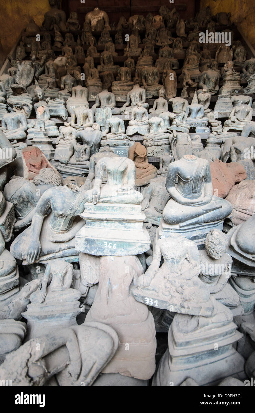 Wat Sisaket gebrochene Buddha-Statuen Vientiane Laos // VIENTIANE, Laos — gebrochene Keramik-Buddha-Statuen, die während des Krieges beschädigt wurden, werden in einem Raum im Wat Sisaket-Tempel in Vientiane ausgestellt. Laut Schildern an der Stätte wurden diese Fragmente bei Ausgrabungen in Vientiane entdeckt und aus der Hauptsammlung des Tempels mit etwa 2.000 Keramik- und Silber-Buddha-Statuen im Kreuzgang entfernt. Das 1818 erbaute Wat Sisaket wurde im siamesischen Architekturstil statt im traditionellen laotischen Design erbaut. Der Tempel gilt weithin als einer der ältesten erhaltenen Stockfoto
