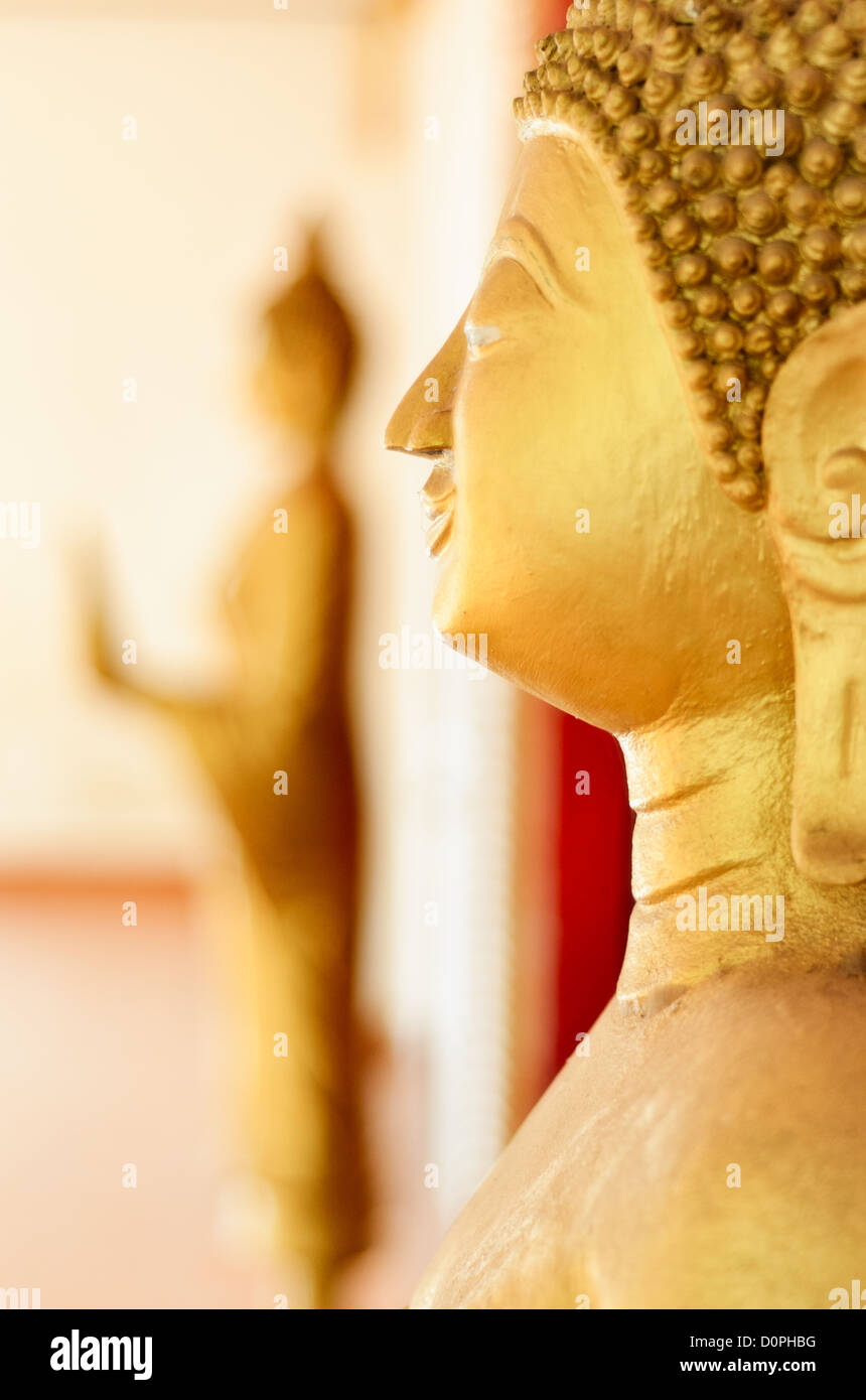 VIENTIANE, Laos - goldene Statuen von Buddha (Siddhartha Gautama) zu einem Wat (buddhistischer Tempel) in Vientiane, Laos. Diese Statue ist in der kambodschanischen Stil. Schwerpunkt liegt auf der Statue im Vordergrund mit einer geringen Tiefenschärfe. Stockfoto