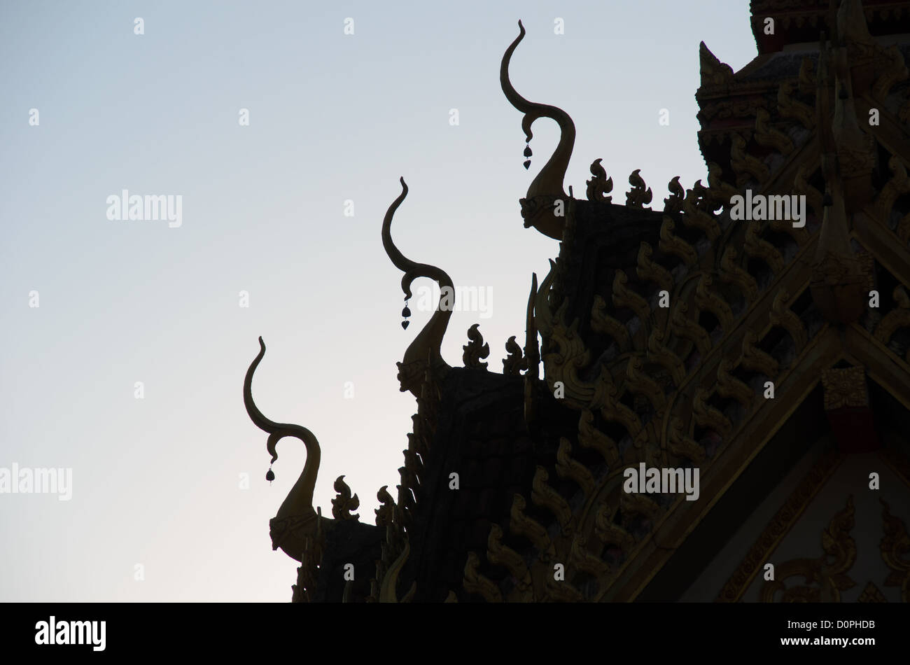 VIENTIANE, Laos - die komplizierte Muster, dass die Dekorationen Form auf dem Dach eines Wat (buddhistischer Tempel) sind silhoutted gegen einen klaren Himmel. Vientiane, Laos. Stockfoto