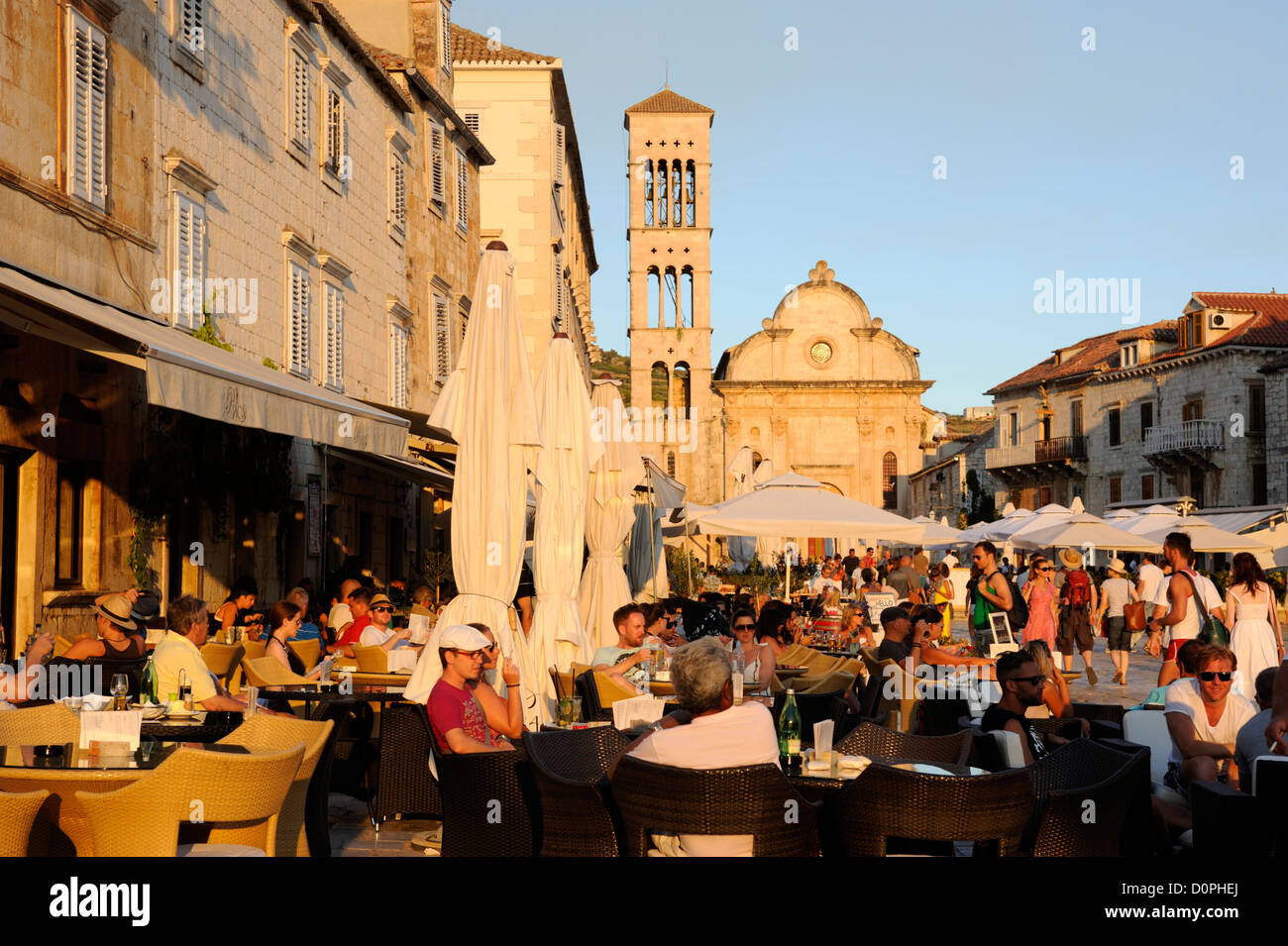 Kroatien, Dalmatien, Insel Hvar, Stadtplatz Hvar, Cafés und Kathedrale Stockfoto