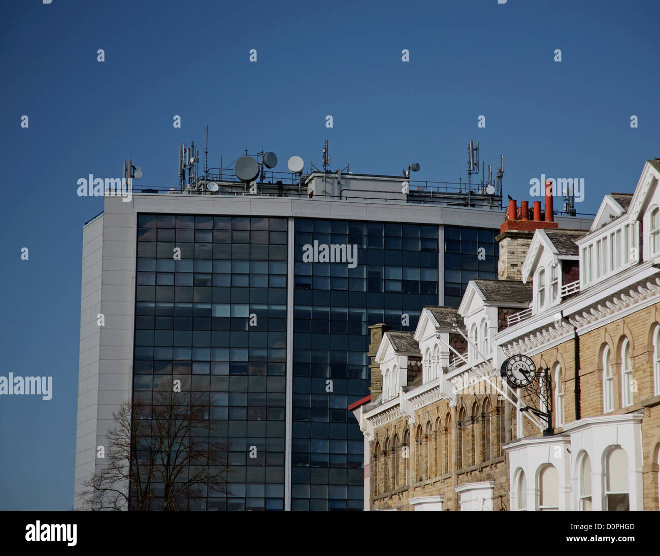 Telekom-Masten an Coptall Türme Bürogebäude im Zentrum von Harrogate, UK Stockfoto