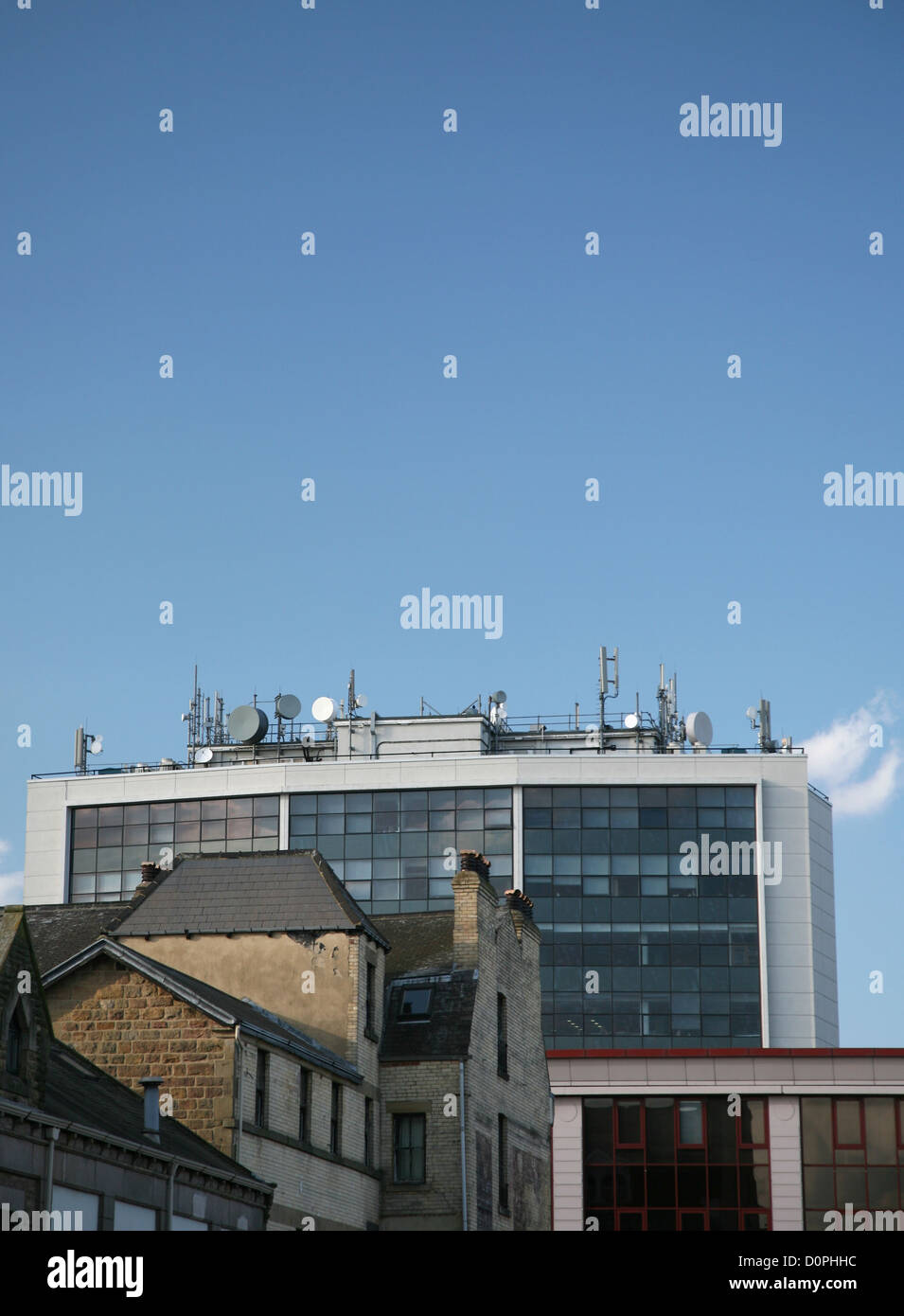 Telekom-Masten an Coptall Türme Bürogebäude im Zentrum von Harrogate, UK Stockfoto