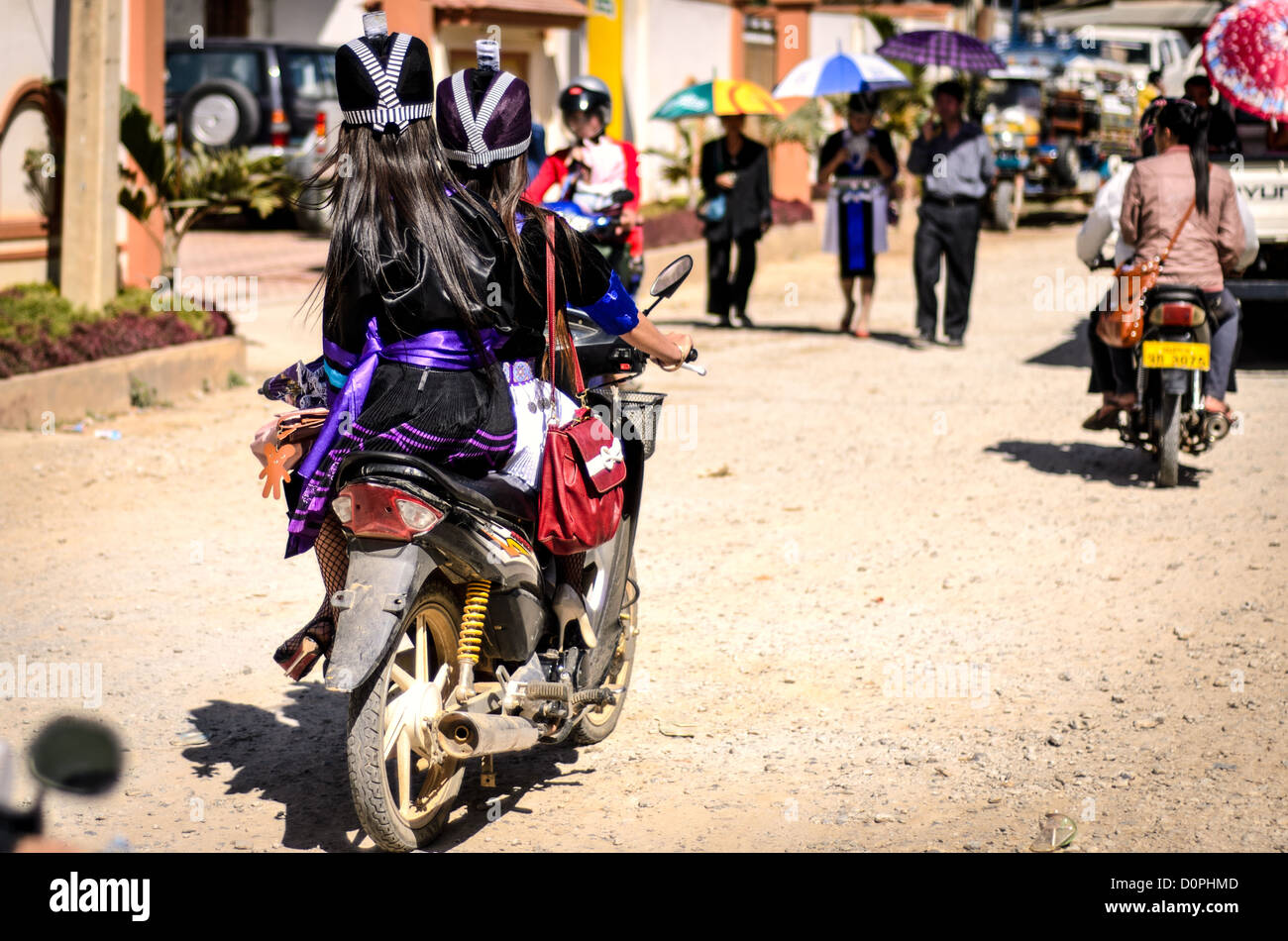 PHONSAVAN, Hmong Laos - Junge Männer und Frauen in Scharen in das Neue Jahr Festival in Phonsavan im Nordosten von Laos. Hmong Mädchen Kleid in bunten Kostümen und den Ball Spiele der Fänge als Teil eines Rituals traditionell gestaltete Ehemänner zu finden. Die Menschen in der Region sind überwiegend der Hmong Ethnizität. Stockfoto