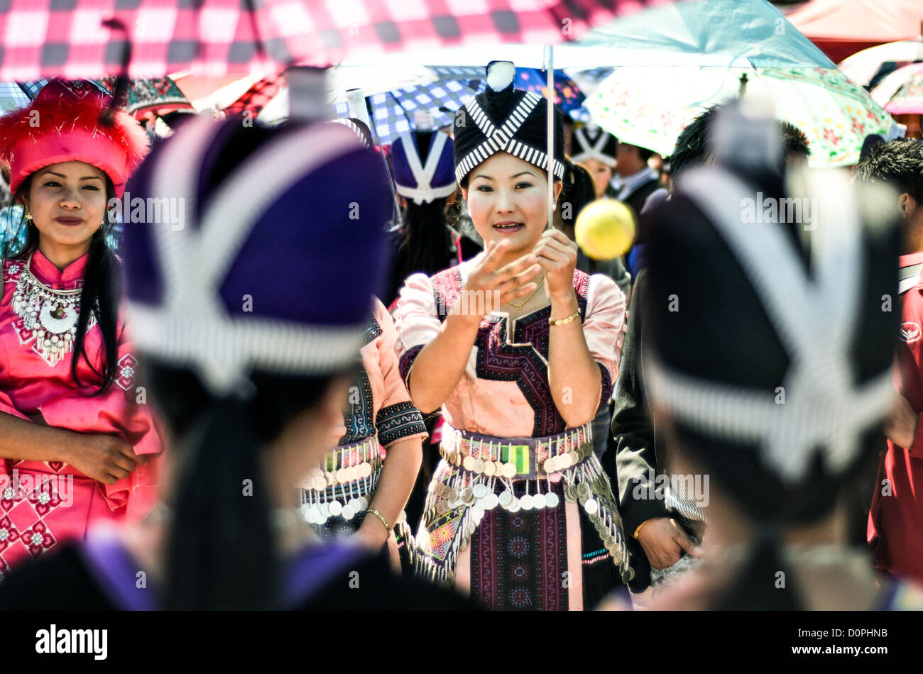 PHONSAVAN, Hmong Laos - Junge Männer und Frauen in Scharen in das Neue Jahr Festival in Phonsavan im Nordosten von Laos. Hmong Mädchen Kleid in bunten Kostümen und den Ball Spiele der Fänge als Teil eines Rituals traditionell gestaltete Ehemänner zu finden. Die Menschen in der Region sind überwiegend der Hmong Ethnizität. Stockfoto