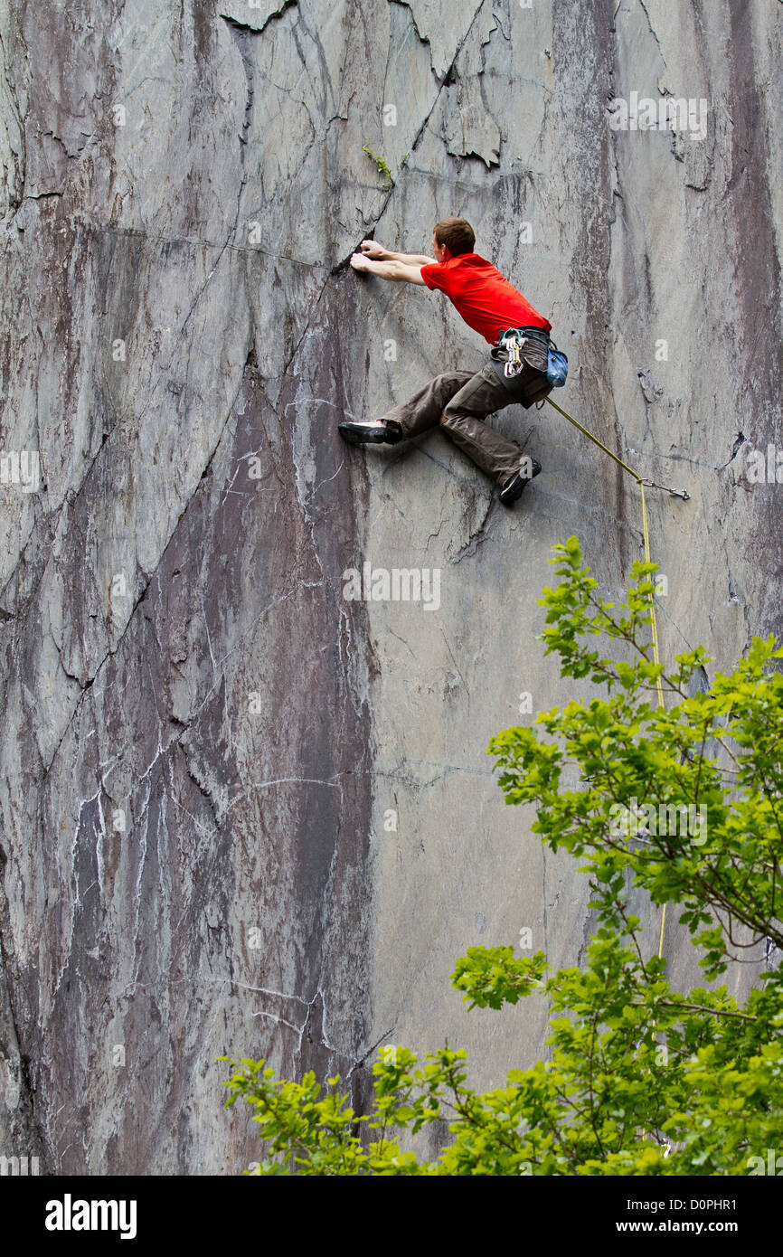 Ein Kletterer in der Vivian-Schiefer-Steinbrüche in der Nähe von Llanberis, Gwynedd Stockfoto