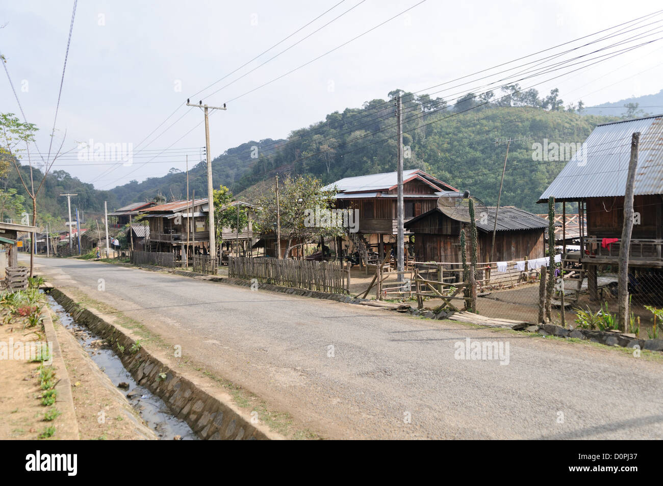 PROVINZ XIENG KHOUANG, Laos – Ein Dorf in der Ebene der Krüge im Nordosten von Laos. Mit seinen hölzernen Häuserrahmen und Wellblechdächern sowie Stromkabeln ist dieses Dorf, das sich auf Weben spezialisiert hat, für ländliche laotische Verhältnisse recht wohlhabend. Stockfoto